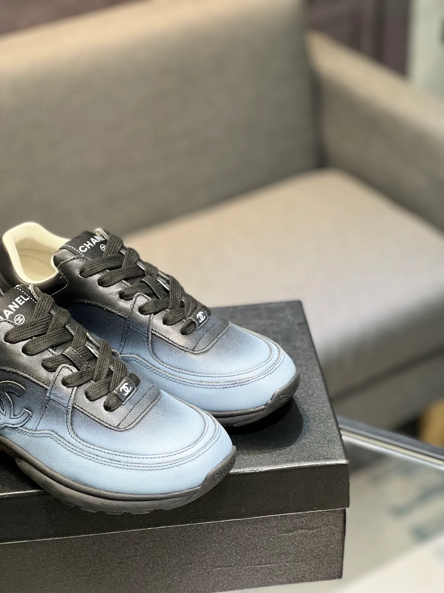 Men's men's shoes 💰660 Exclusive real shot (top version) CHANEL Chanel 2025ss color matching thick-soled casual sports shoes and sneakers. The counter is synchronized. The counter is very popular. A shoe that is very difficult to buy. The most popular thick-soled panda shoes on the Internet. It can be imagined that Xiaoxiang control can't miss it. It has both good looks and comfort. Simple and versatile white shoes. The thick sole increases the height and is super versatile. Close your eyes and wear it. Whoever wears it will look better. Upper: calfskin Lining: imported sheepskin lining Outsole: TPU original outsole Size: 35-44 (customized for women 41 and 40, and 45 for men)